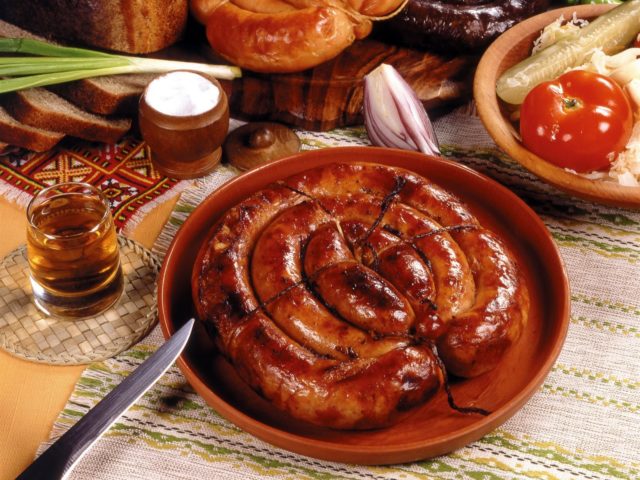 Fried Ukrainian sausage at home: recipes in the guts, with garlic