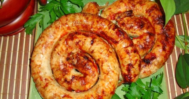 Fried Ukrainian sausage at home: recipes in the guts, with garlic