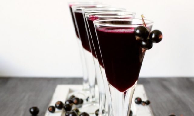 Frozen blackcurrant tincture: on vodka, moonshine, alcohol