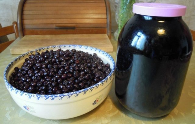 Frozen blackcurrant tincture: on vodka, moonshine, alcohol