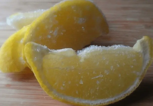 Frozen lemon: benefits and harms