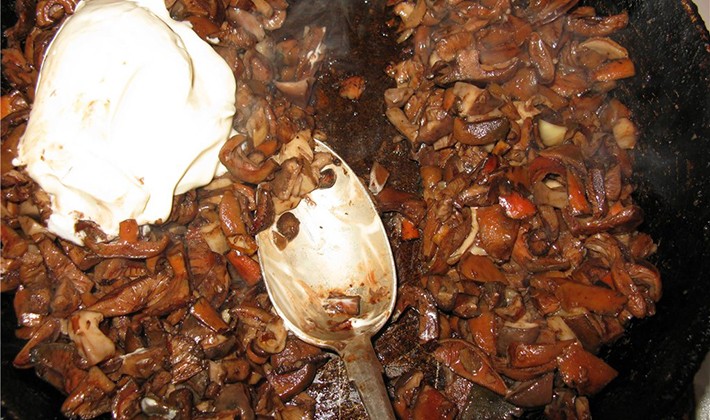 Frying recipes for cooking porcini and black mushrooms