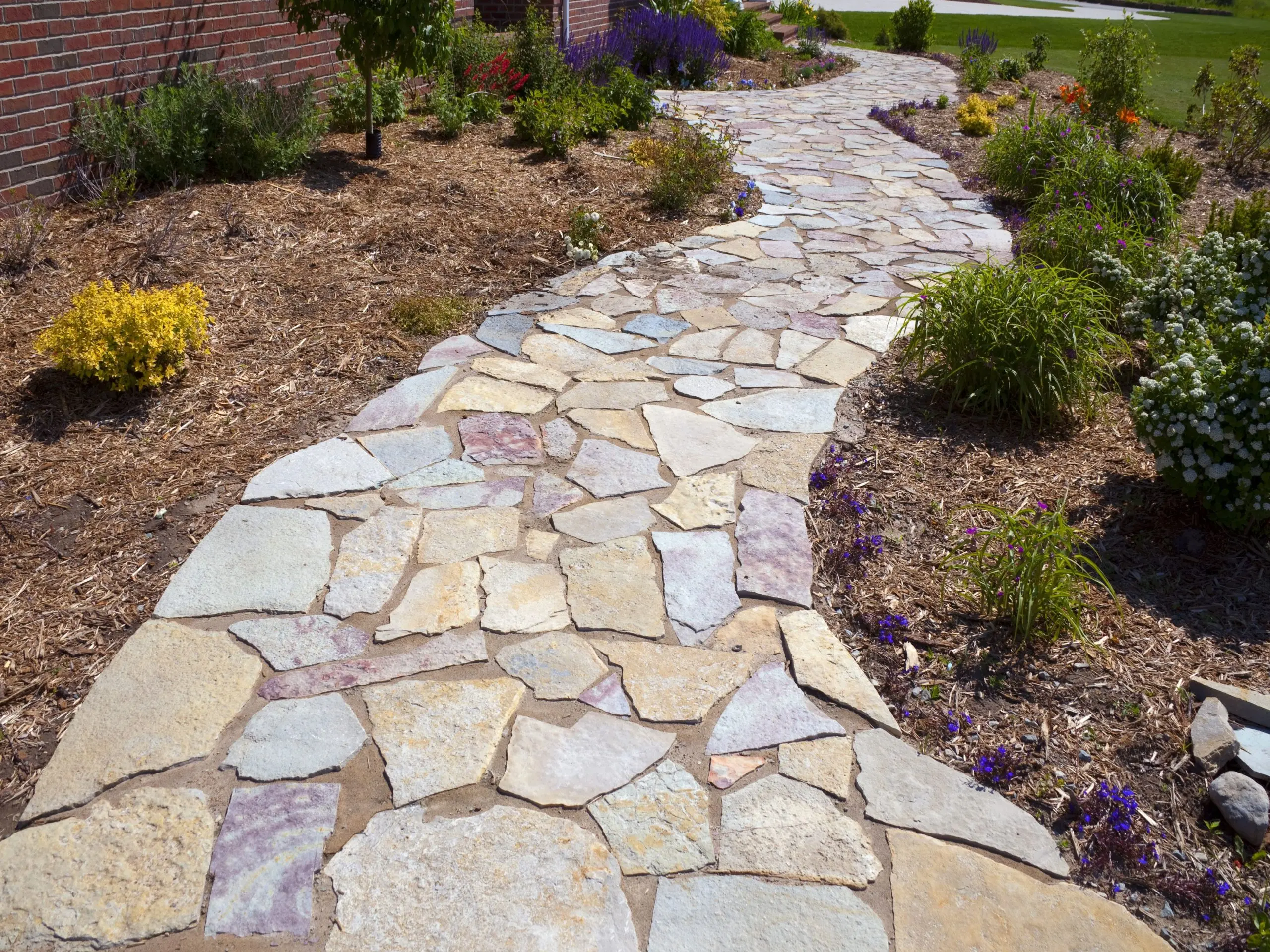 Garden paths made of stone (flagstone, sandstone, granite): the most popular materials of 2022 + photos of laying options