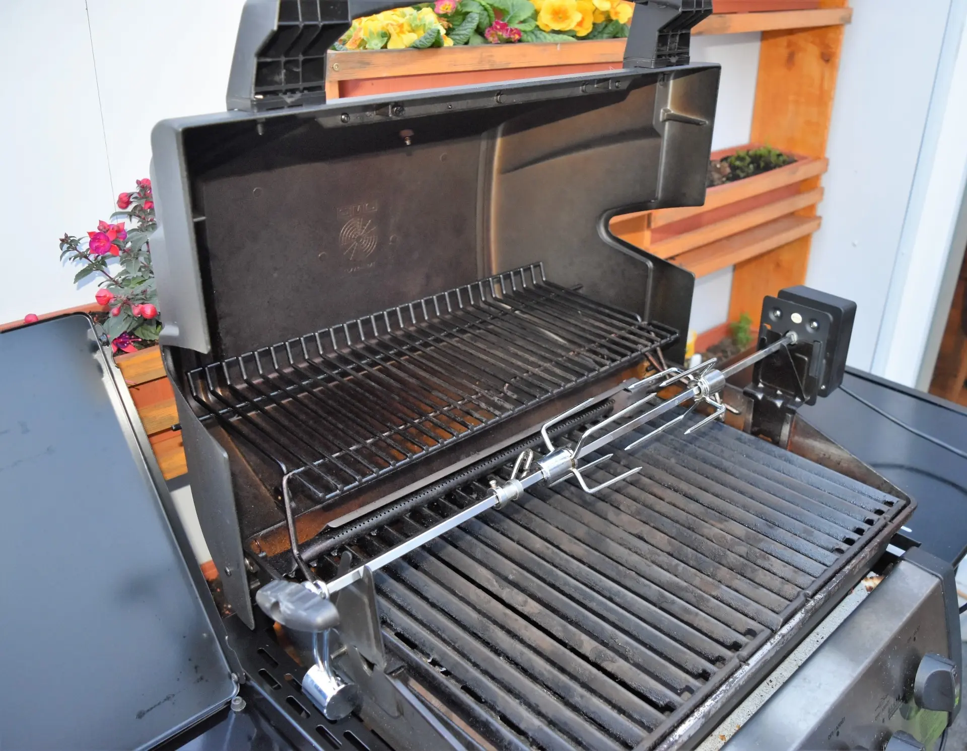 Gas barbecue: features, advantages, disadvantages, an overview of the best models of grills and barbecues on gas in 2022