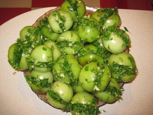 Georgian stuffed green tomatoes for the winter