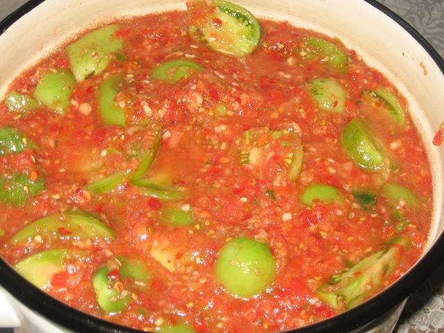 Georgian stuffed green tomatoes for the winter