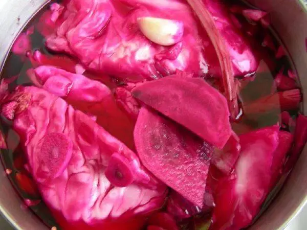 Georgian-style pickled cabbage with beets: recipe