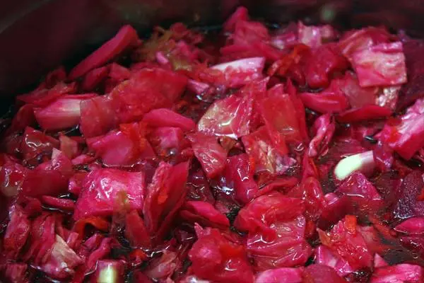 Georgian-style pickled cabbage with beets: recipe