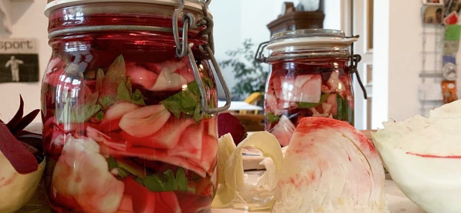 Georgian-style pickled cabbage with beets: recipe