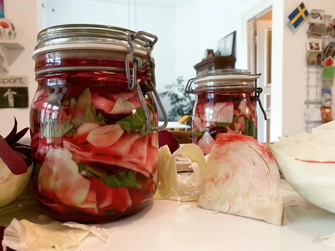 Georgian-style pickled cabbage with beets: recipe