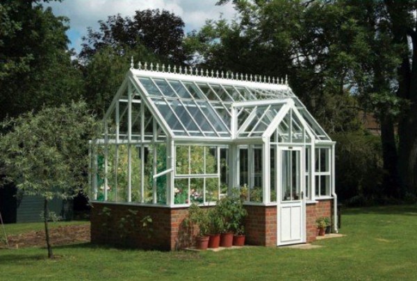 Glass greenhouses: features and construction of structures