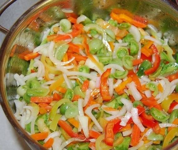 Green tomato salad with cabbage