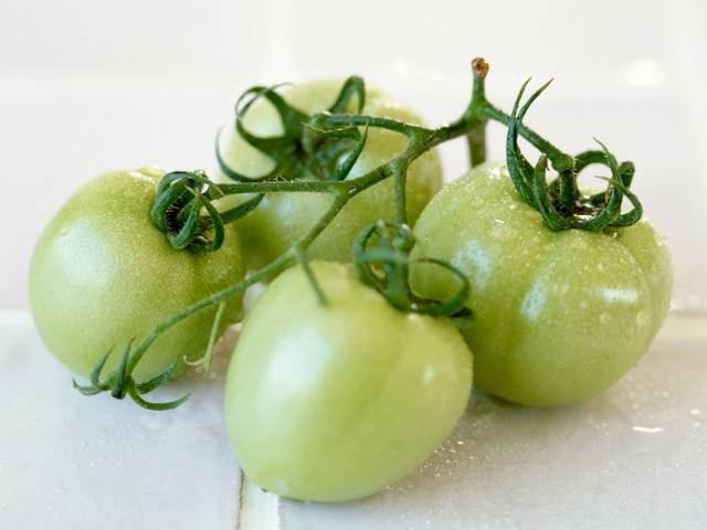 Green tomato salad with carrots 