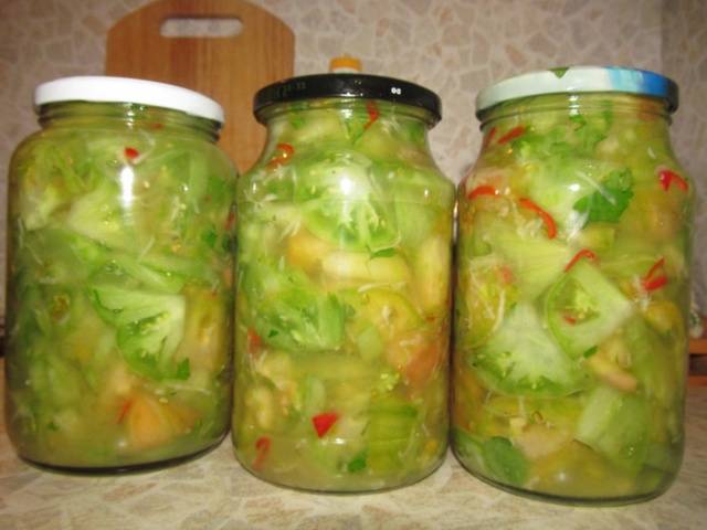 Green tomato salad with carrots 