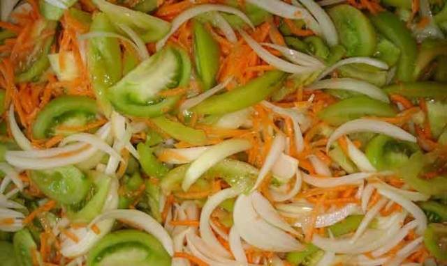 Green tomato salad with carrots 