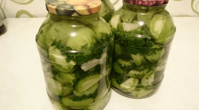 Green tomato salad with carrots 