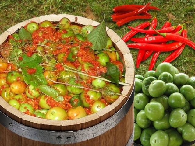 Green tomatoes barrel in a saucepan 