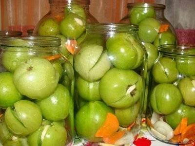 Green tomatoes, like barrels in jars