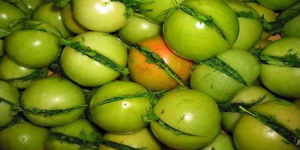 Green tomatoes with garlic without vinegar