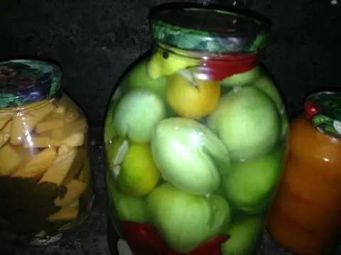 Green tomatoes with garlic without vinegar