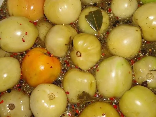 Green tomatoes with garlic without vinegar