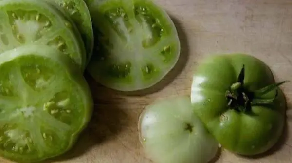 Green tomatoes with garlic without vinegar