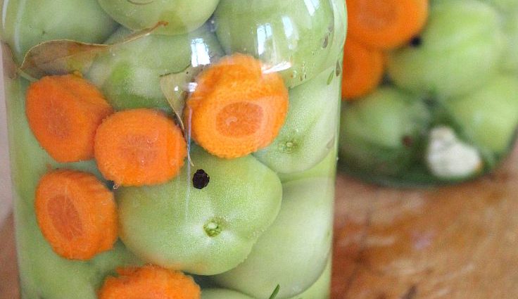 Green tomatoes with garlic without vinegar