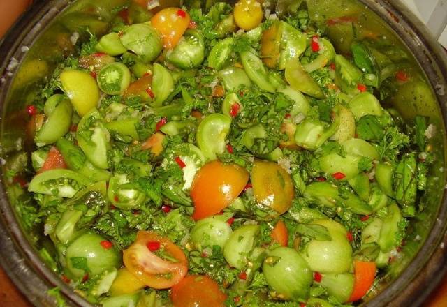 Green tomatoes with horseradish and garlic: a recipe for the winter