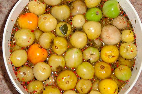 Green tomatoes with mustard for the winter