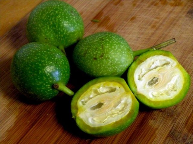 Green walnut jam: benefits, recipes