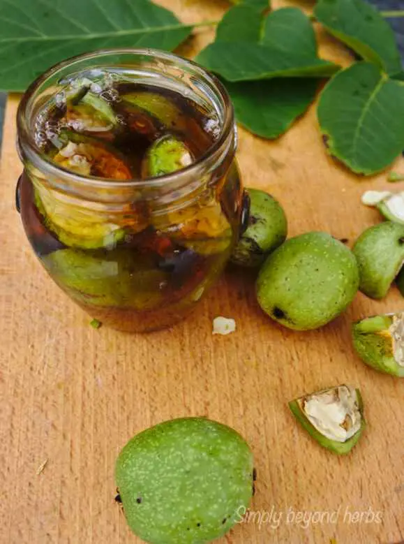 Green walnut with honey: application