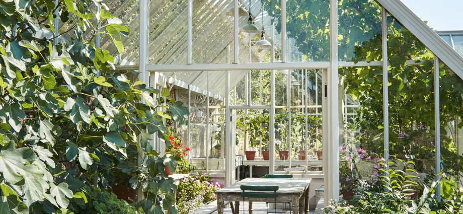 Greenhouse beautiful cottage: design features