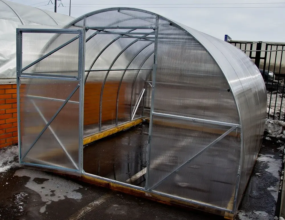 Greenhouse harvest: pros and cons, installation design