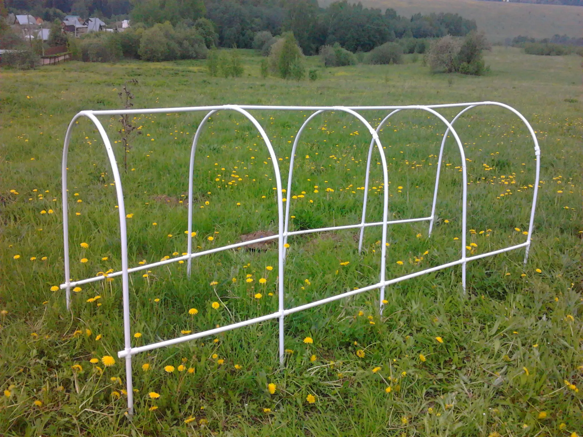 Greenhouses from arcs with covering material: manufacturing