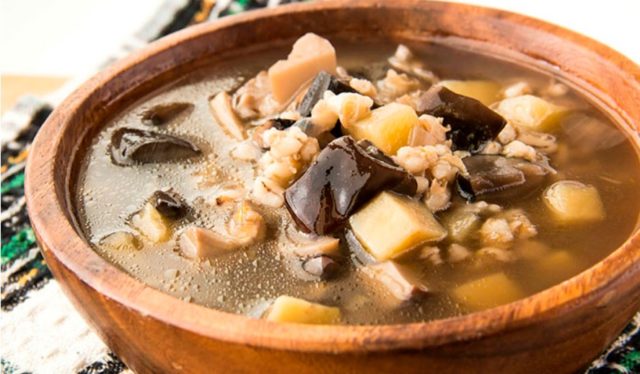 Gruzdyanka: recipes from fresh mushrooms with carrots, meat, in a slow cooker