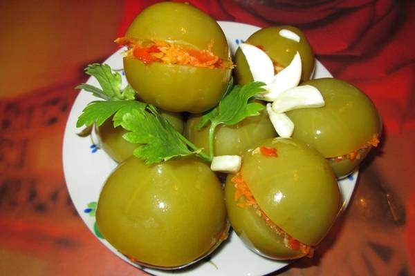 Harvesting green tomatoes for the winter in jars 