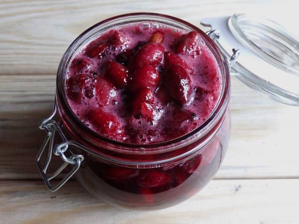 Hawthorn jam: the best recipes for a sweet treat with and without seeds