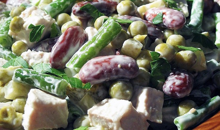 Hearty salads with champignons and nuts