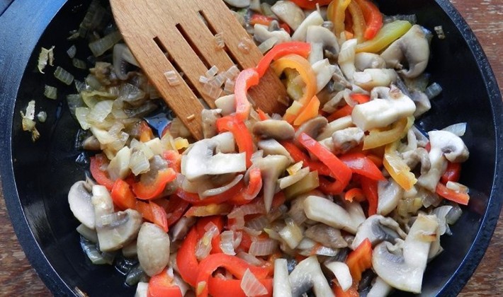 Hearty salads with champignons and nuts