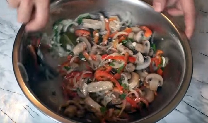 Hearty salads with champignons and nuts