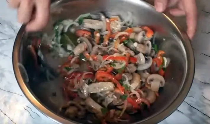Hearty salads with champignons and nuts