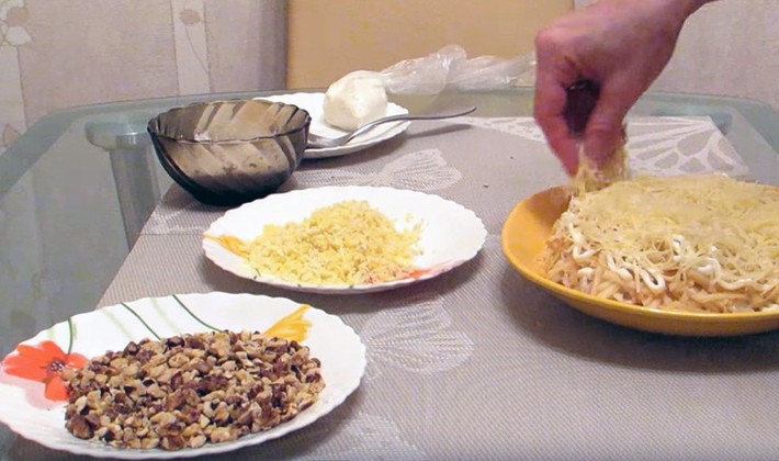 Hearty salads with champignons and nuts