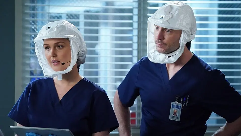 Helmets and scarves are forbidden. What masks to use? The doctor shows