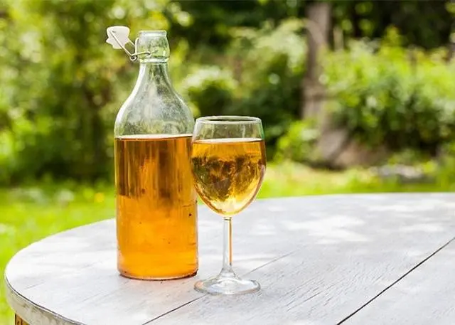 Homemade apple juice wine: recipe