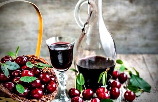 Homemade cherry liqueur: recipes with leaves and seeds, on vodka and alcohol