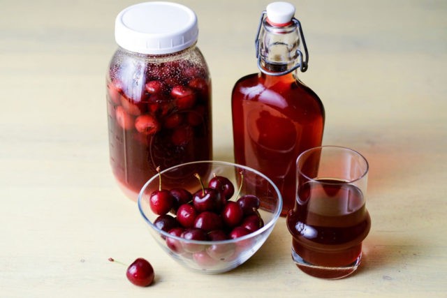 Homemade cherry liqueur: recipes with leaves and seeds, on vodka and alcohol