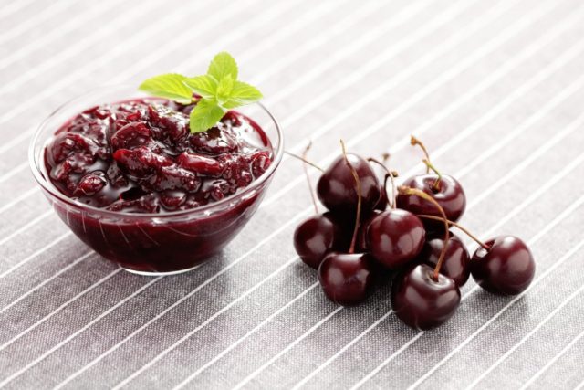 Homemade cherry liqueur: recipes with leaves and seeds, on vodka and alcohol