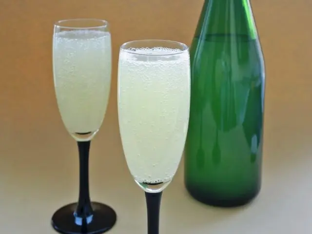 Homemade currant champagne