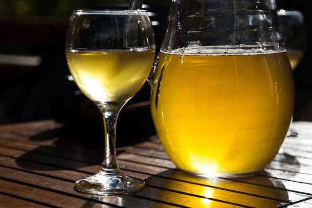 Homemade white wine from grapes: simple recipes