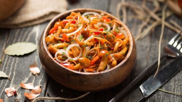 Honey mushrooms in Korean: recipes with photos at home for the winter and for every day